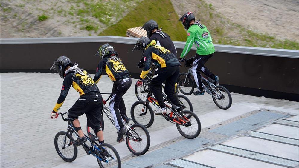 Fem barn på BMX-sykler - Klikk for stort bilde